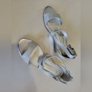 Dream Pairs open toe low wedges size 5.5